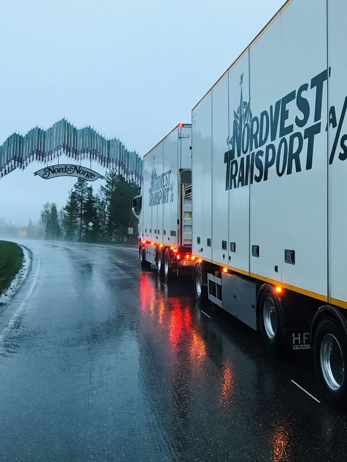 En av Nordvest transport sine hvite trailere som kjører på en hvit vei