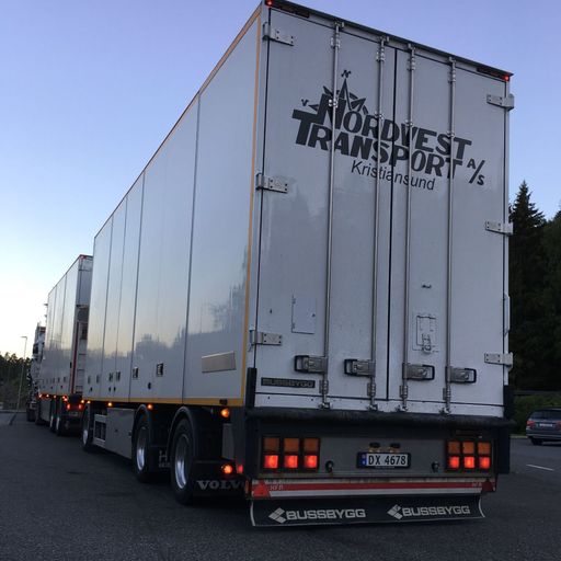 Baksiden av en av Nordvest transport sine hvite trailere